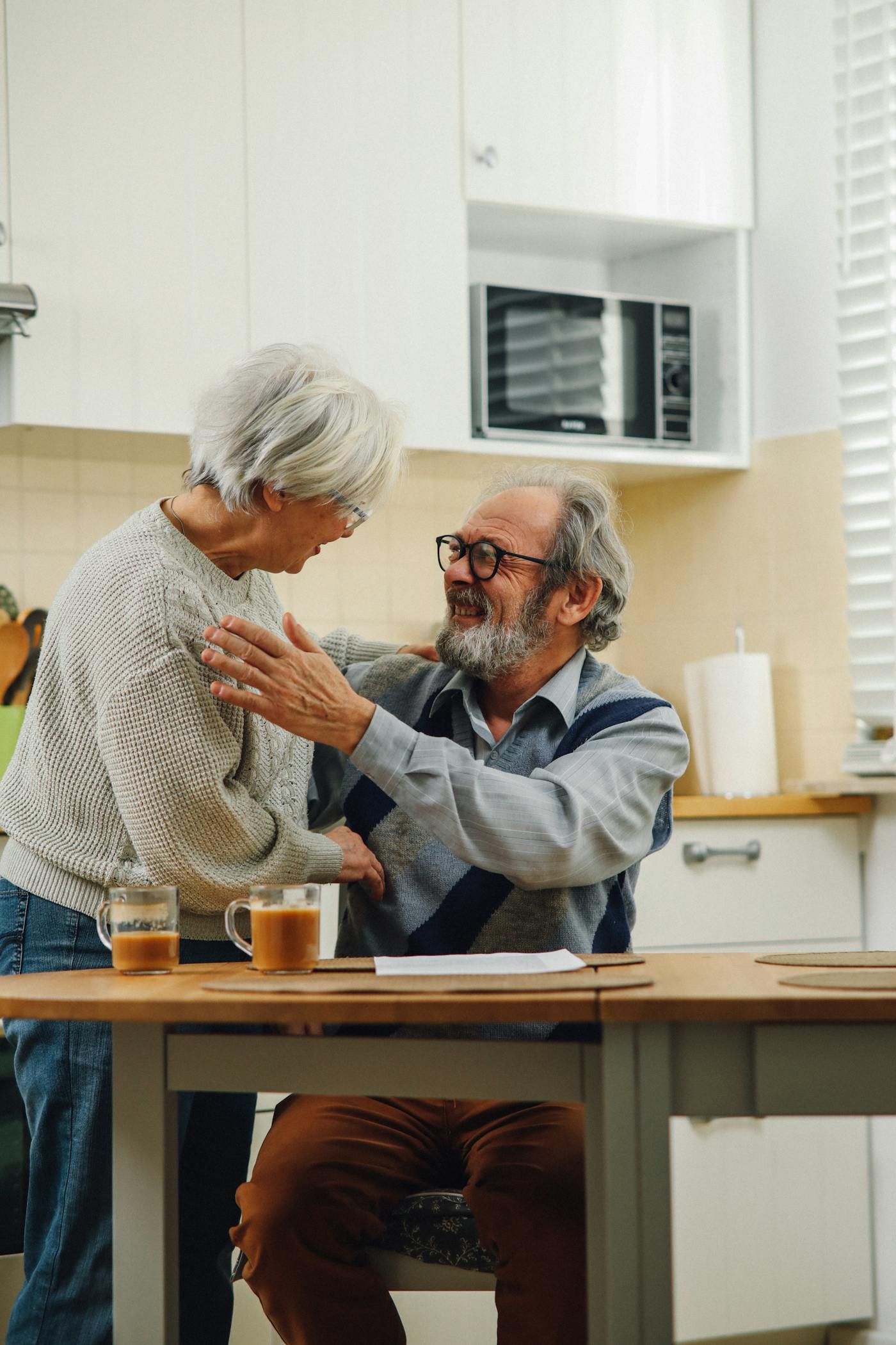 Couple de seniors complice à domicile