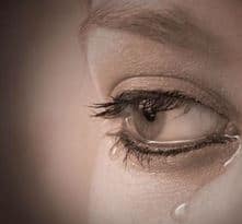 femme endeuillée pleurant la mort de son conjoint