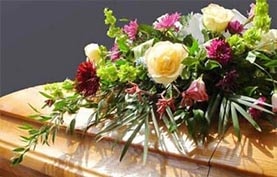 Fleuriste funéraire composant une gerbe de deuil