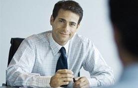 Responsable d'agence funéraire recevant une famille