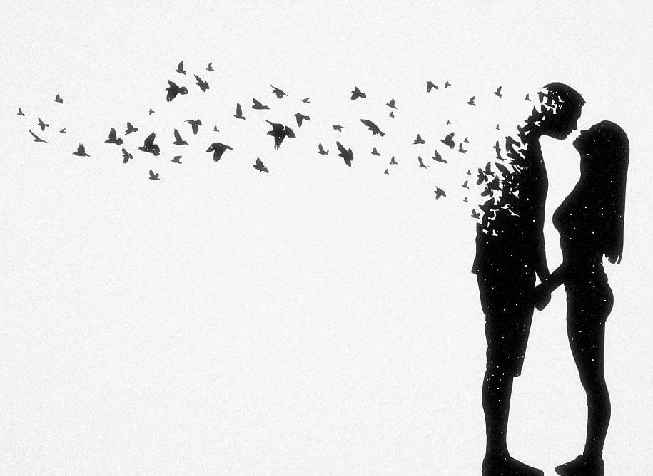 Couple Qui S'embrasse, L'homme Se Disperse Dans Les Airs Par Un Envolé D'oiseaux