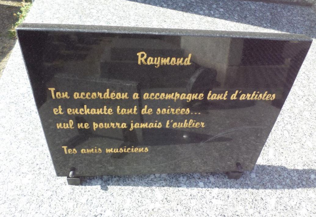 Comment bien choisir une plaque funéraire ? 