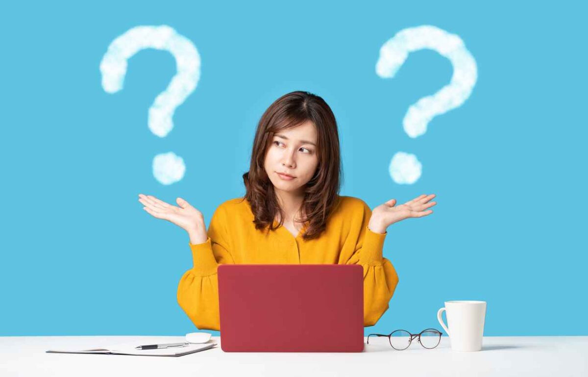 Femme Devant Un Pc Hésitante