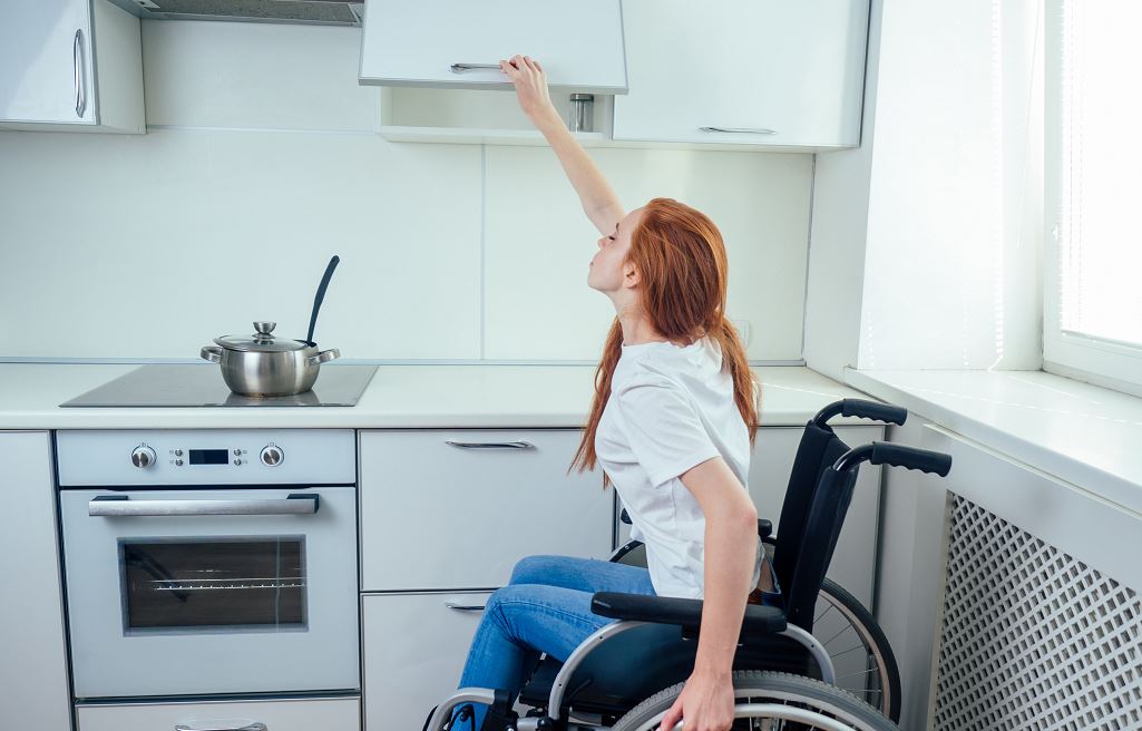 Femme En Fauteuil Dans Son Logement Qui Ouvre Un Placard