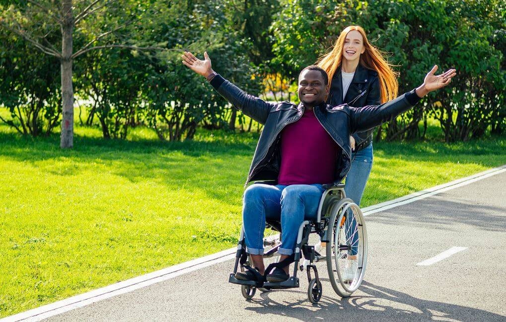 Femme Pour Un Homme En Fauteuil Roulant