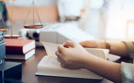 Femme Qui Consulte Les Lois Sur La Crémation