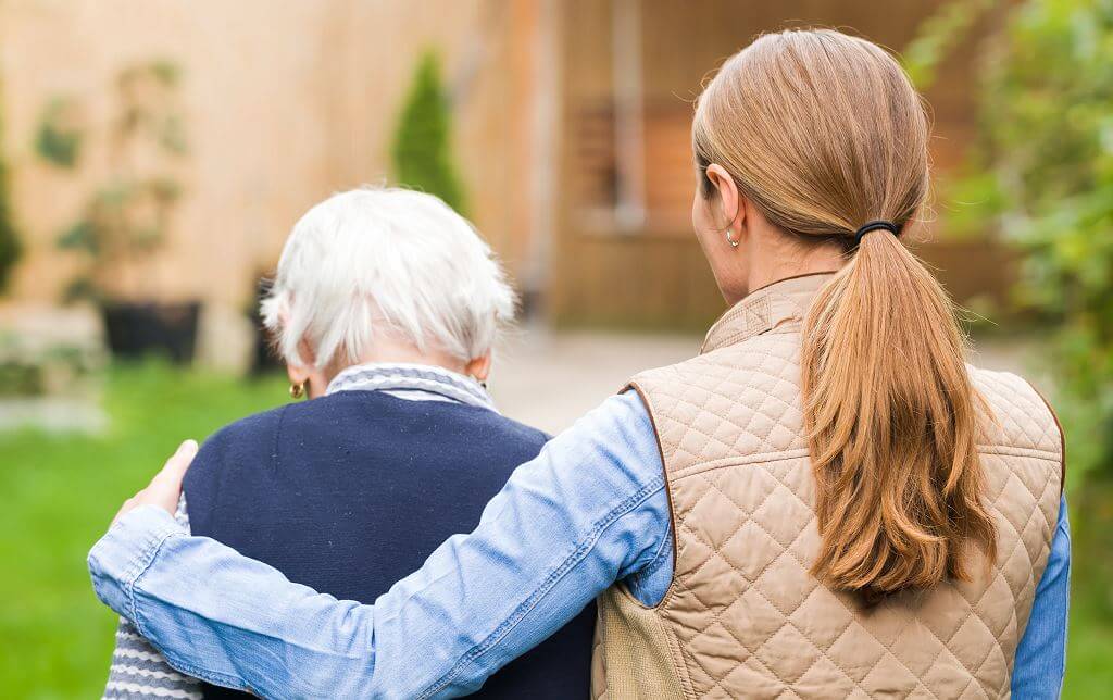 Femme Qui Soutient Une Personne Agée