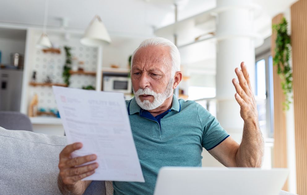 Homme Perplexe Devant Son Devis D'assurance Obseques