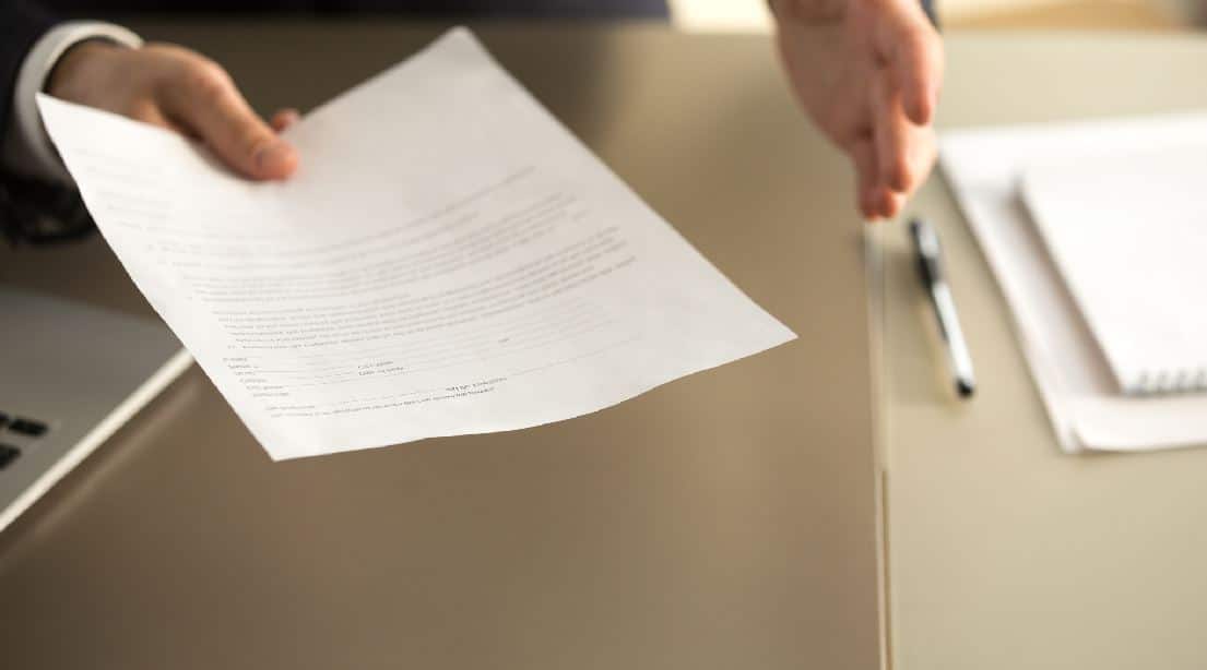 Main Qui Donne Un Document
