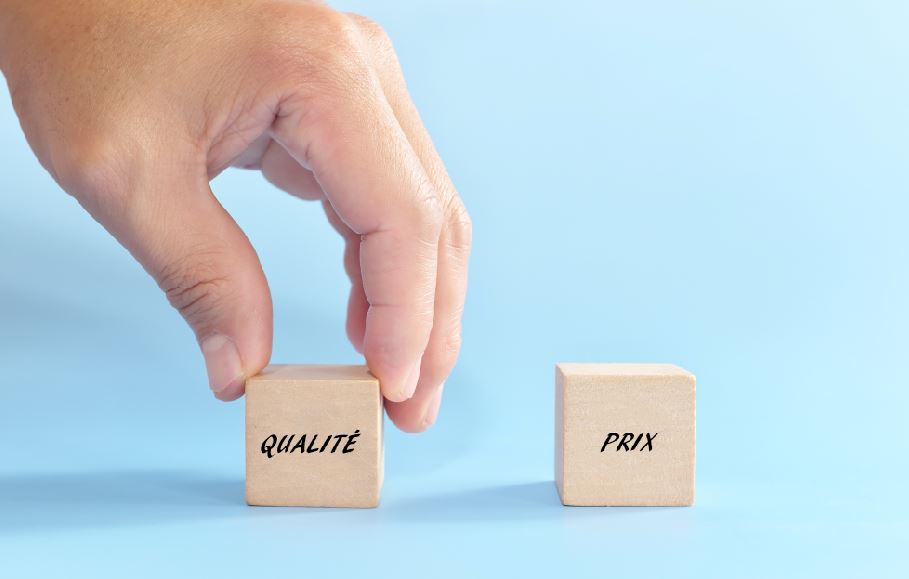 Main Qui Prend Un Cube Qualité Symbolisant Le Refus Des Sociétés D'obsèques Low Cost