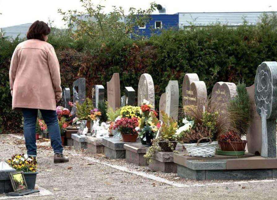 Mini Tombes Alignées Dans Un Cimetière