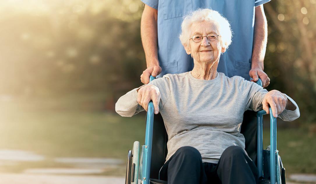 Personne Agée En Fauteuil Roulant