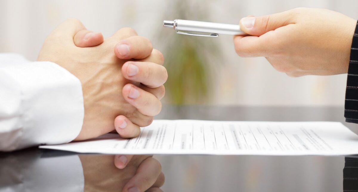 Personne Qui Va Signer Un Contrat, Une Personne Lui Tend Un Stylo