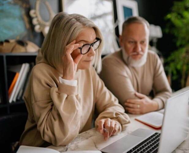couple age regarde devis assurance sur ordinateur