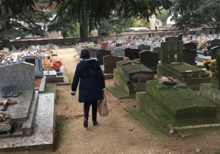 Tombe Funéraire, Exemple De Nombreux Monuments Dans Un Cimetière